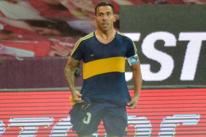 Carlos Tevez y su homenaje, con una camiseta retro en el festejo del gol frente a Inter