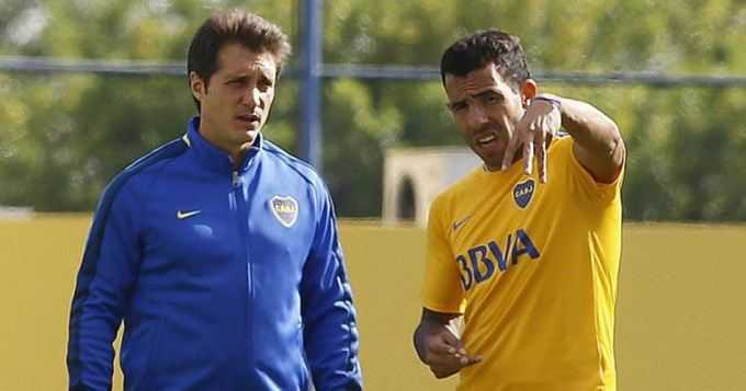 Charla post práctica entre Guillermo y Tevez