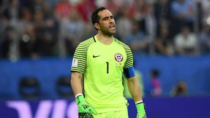 Claudio Bravo es candidato para reforzar Boca Juniors