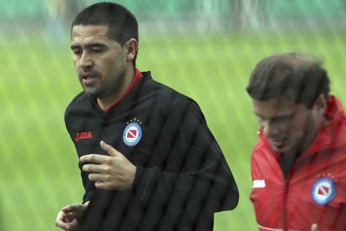 Comienza la gran aventura del Nacional B, con Riquelme como protagonista