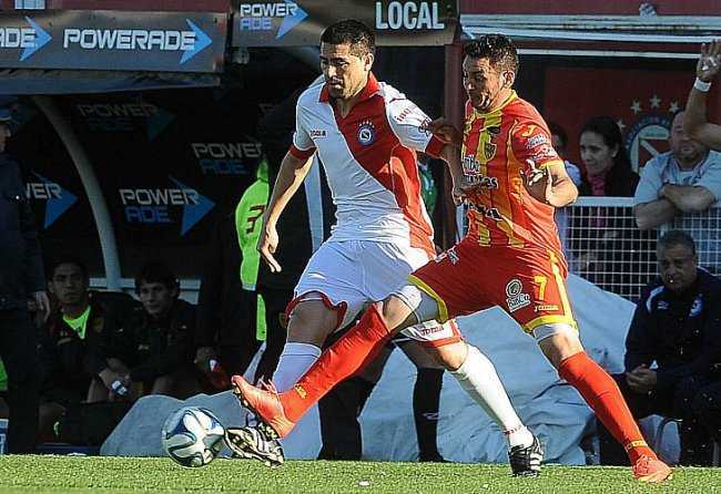 Con un gol de Riquelme, Argentinos vence a Boca Unidos