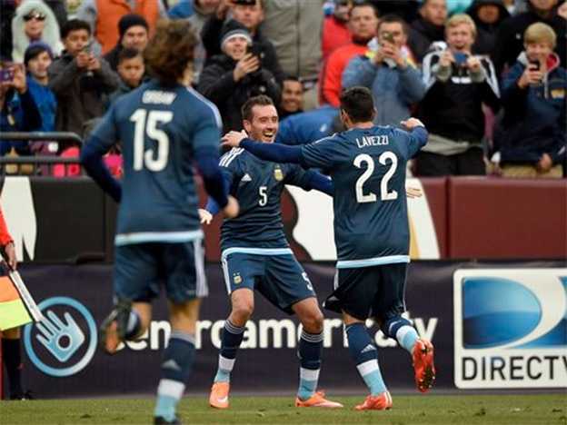Con goles de Banega y Mancuello, Argentina venció a El Salvador