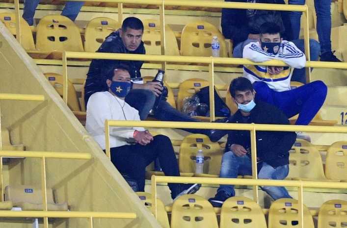 Con quiénes estuvo Riquelme en la tribuna