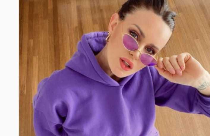 Con top escote en V, Natalie Weber beboteó a cámara mirando por sobre sus lentes