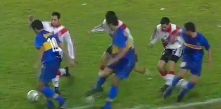 CONMEBOL recrea el caño de Riquelme a Yepes en el FIFA 21