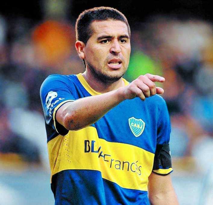 Una contractura pone en duda la presencia de Riquelme en México