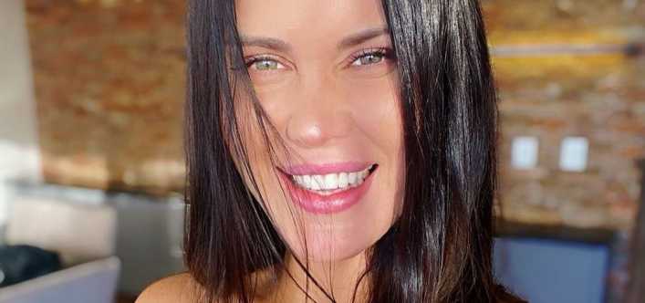 De espaldas y en calzas, Natalie Weber aniquiló al calor con su calce profundo