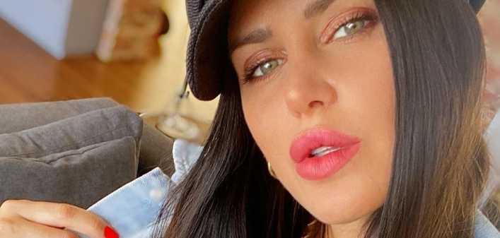 De frente y perfil, Natalie Weber posó con un comfy style