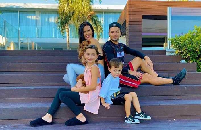 De top y jean, Natalie Weber la rompió en una coreografía junto a su hija