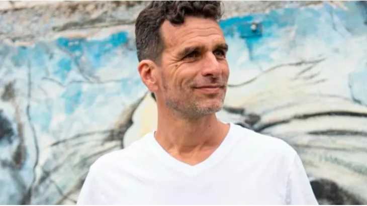 Debutó en Boca, rockero, forma parte de una revista y trabaja en otro grande de Argentina