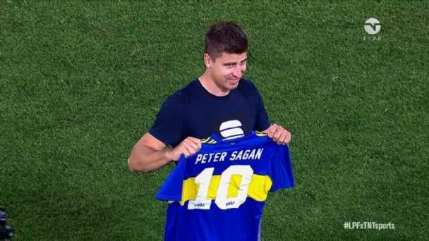 Delirio en La Bombonera con Peter Sagan vestido con el 10 de Maradona