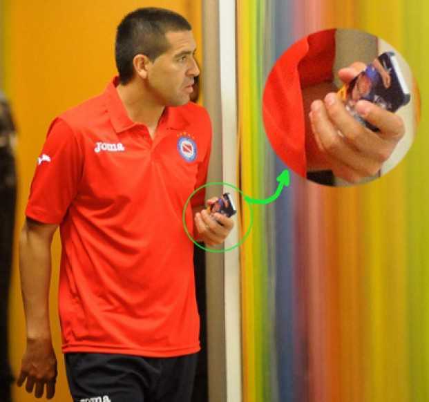 Descubrí la imagen que lleva Riquelme en su celular