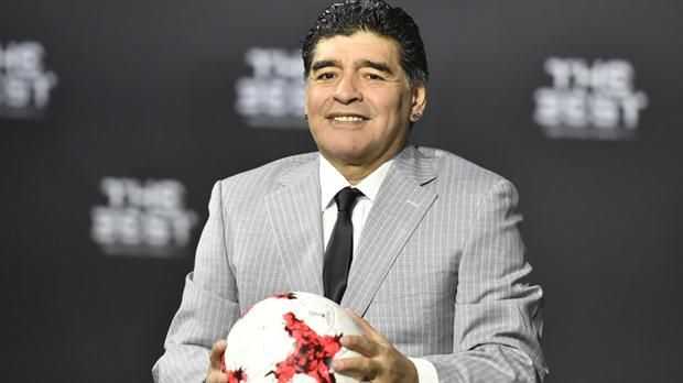 Diego Maradona, contra Edgardo Bauza
