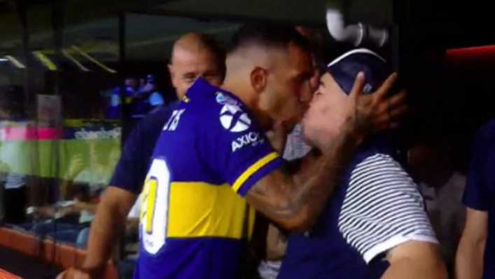 Diego Maradona es operado de urgencias y Carlitos Tevez le envía fuerzas con esta icónica foto