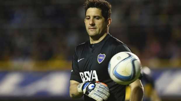 Dos jugadores presionan para llegar a Boca