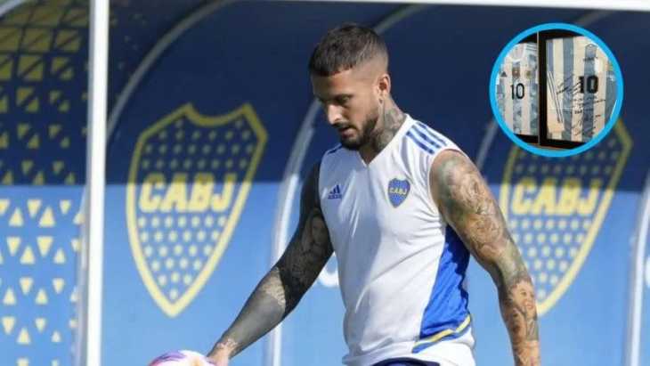 Dos reliquias: Benedetto mostró las camisetas firmadas por Messi y Maradona Dos reliquias: Benedetto mostró las camisetas firmadas por Messi y Maradona