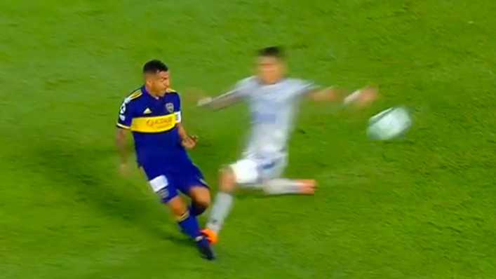 ¡Durísimo planchazo! Herrera casi lo rompe a Tevez