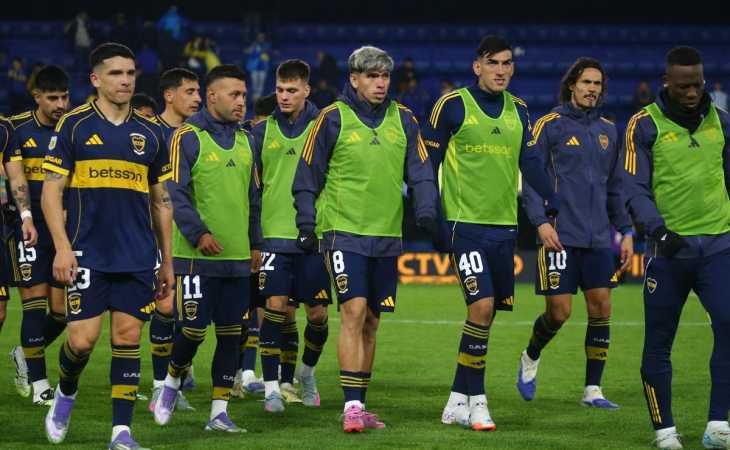 Edinson Cavani y Alan Velasco, los dos jugadores de Boca que fueron silbados por los hinchas antes del arranque del partido