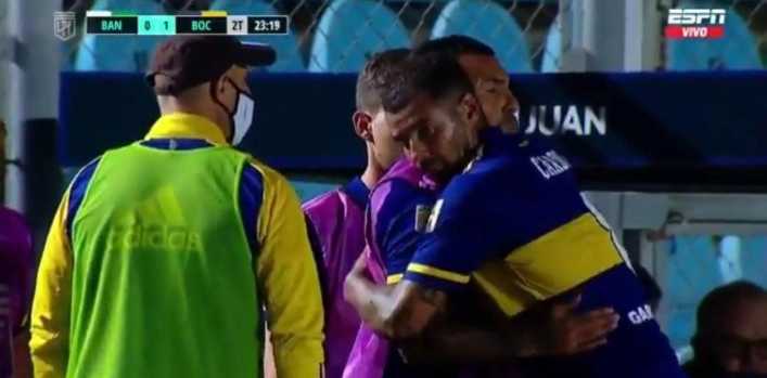 El abrazo de Tevez y Cardona tras el golazo