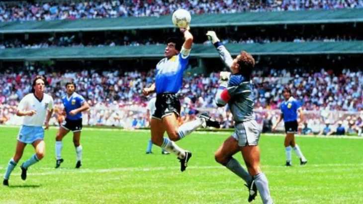 El árbitro que convalidó el gol de Maradona con la mano subastará la pelota en una cifra millonaria