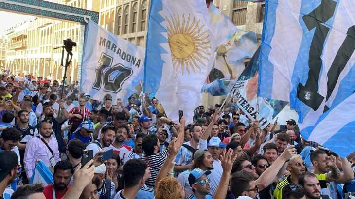 El banderazo de cientos de hinchas argentinos a un día del debut de la Selección