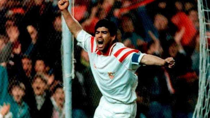 El cartel anónimo con dedicatoria a Maradona en la puerta 10 del Sánchez-Pizjuán