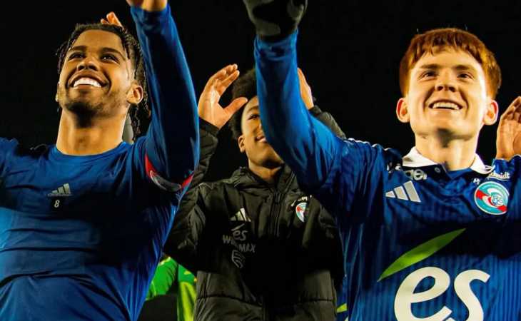 El Colo Barco vivió un emotivo momento en el vestuario del Racing de Estrasburgo