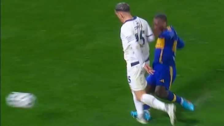El cruce de Advíncula a Copetti por el que todo Rosario Central pidió penal ante Boca