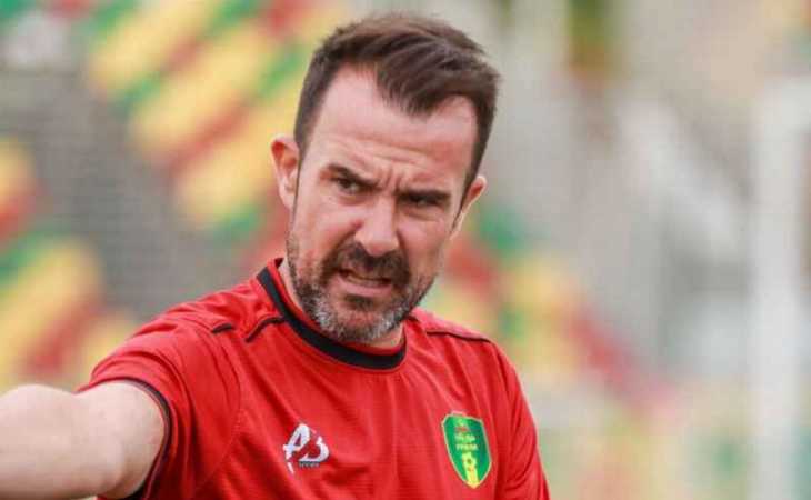 El DT de Mauritania se ofreció para dirigir a Boca: “Si me llama Riquelme voy”