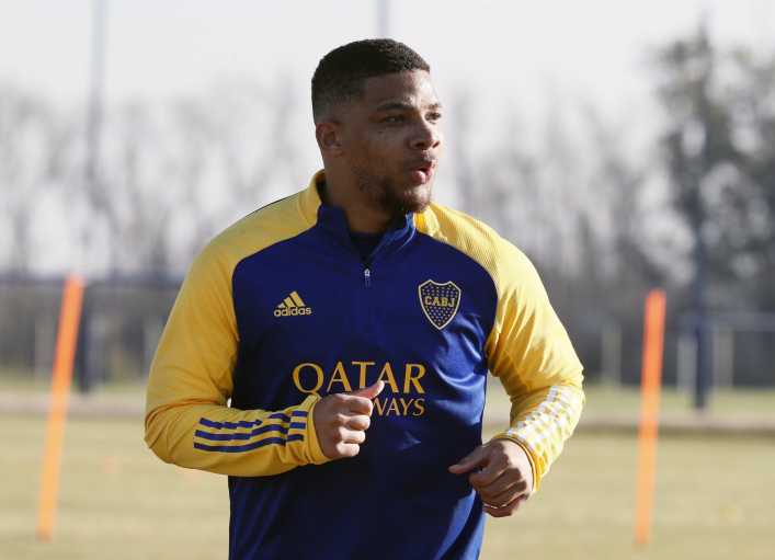 El futuro de Frank Fabra: Riquelme tomó una decisión con el lateral izquierdo de Boca