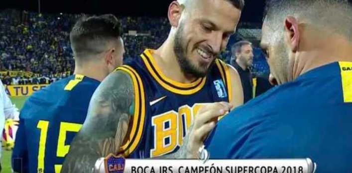 El gesto de Darío Benedetto con Carlos Tevez antes de la premiación