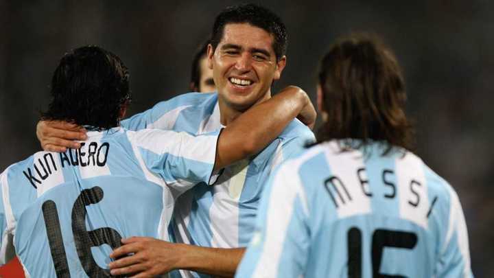 El intercambio de mensajes al aire entre Sergio Agüero y Juan Román Riquelme