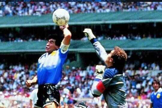El legado de Maradona: Se subasta la camiseta con la que marcó el gol del siglo con la mano de Dios