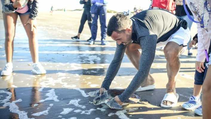 El noble gesto de Tevez durante sus vacaciones en San Clemente