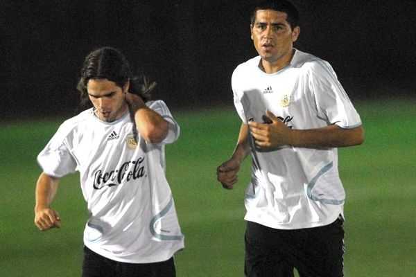 El oro en Beijing con la Selección, un ácido cruce mediático y la chance latente de convivir en Boca