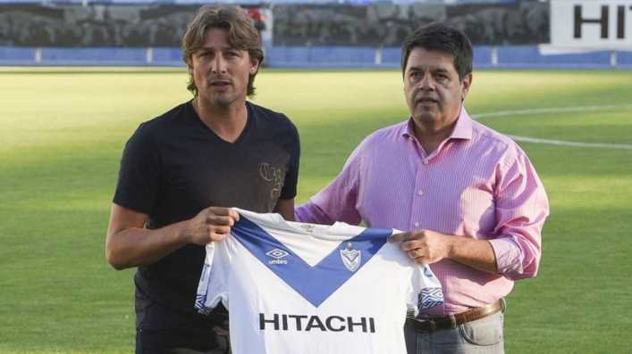 El palito del presidente de Vélez a Boca El palito del presidente de Vélez a Boca
