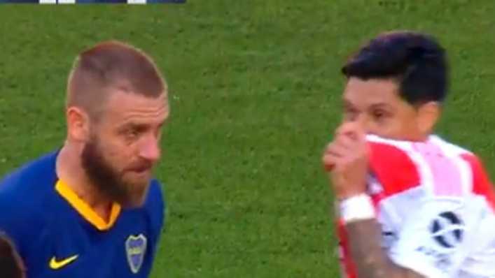 El picante y divertido cruce de Enzo Pérez con De Rossi