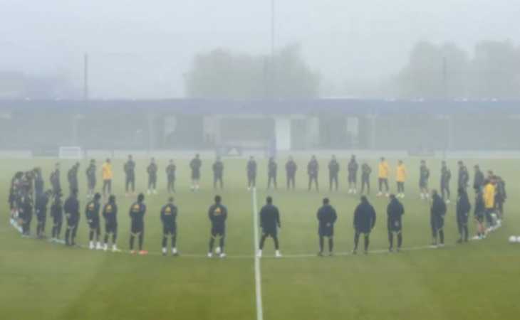 El plantel de Boca hizo un minuto de silencio en homenaje al fallecimiento de Fernando Gayoso