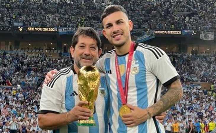 El tatuaje gigante del padre de Paredes para su hijo, con un guiño a Boca