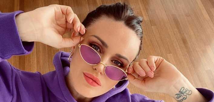 En bata y sin ropa interior, Natalie Weber mostró su última producción de fotos