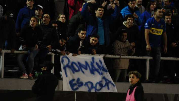 En la tribuna de neutrales apareció una bandera a favor de Riquelme
