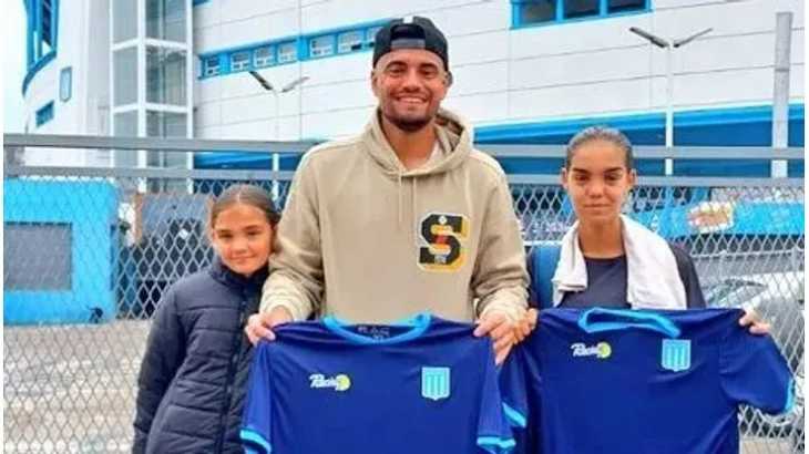 En medio de una situación complicada en Boca, Chiquito Romero posó con una camiseta de Racing