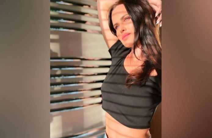 En micro top y calzas, Natalie Weber mostró su exigente rutina de entrenamiento