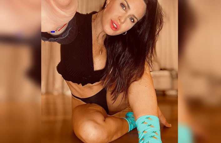 En pijama y arrodillada, Natalie Weber y un look que robó miles de suspiros