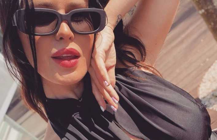 En top y calzas lila, Natalie Weber mostró sus abdominales y reflexionó