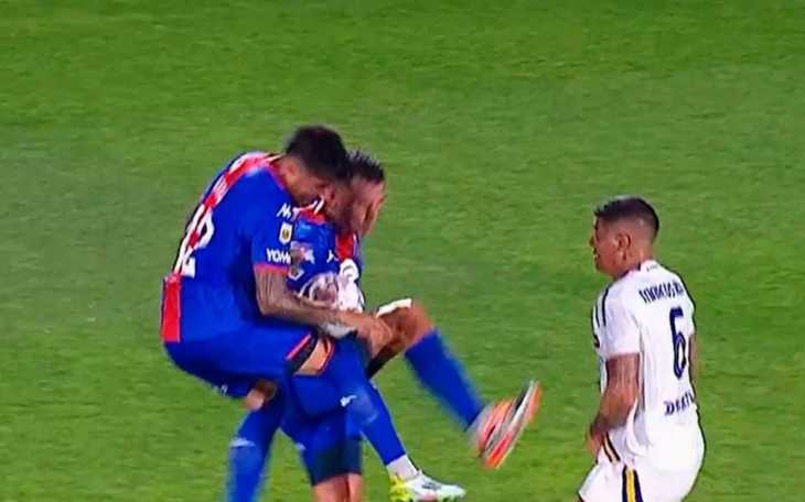 Es accidental: El audio del VAR en el 1 a 0 parcial de Tigre ante Boca