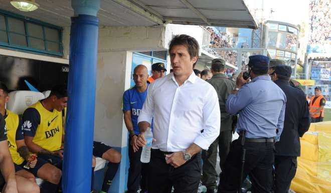 Es difícil jugar en una cancha así