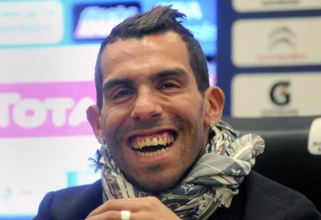 La foto viral del pibe que votó por primera vez y se encontró con Tevez