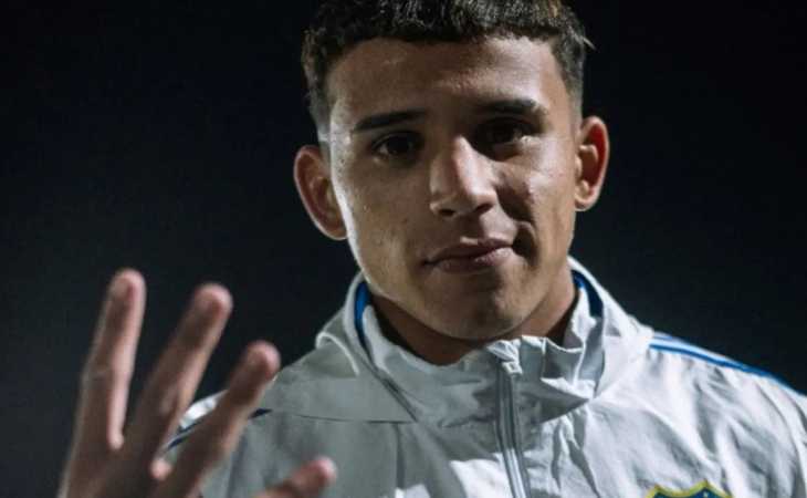 Fue dirigido por Chipi Barijho, se levanta 5 AM para entrenar y marcó 4 goles en la Reserva de Boca