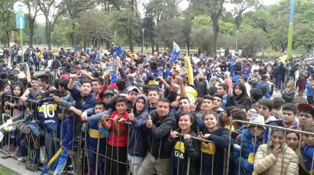 Fue tanta, tanta, tanta gente a recibir a Boca que se desbordó la situación